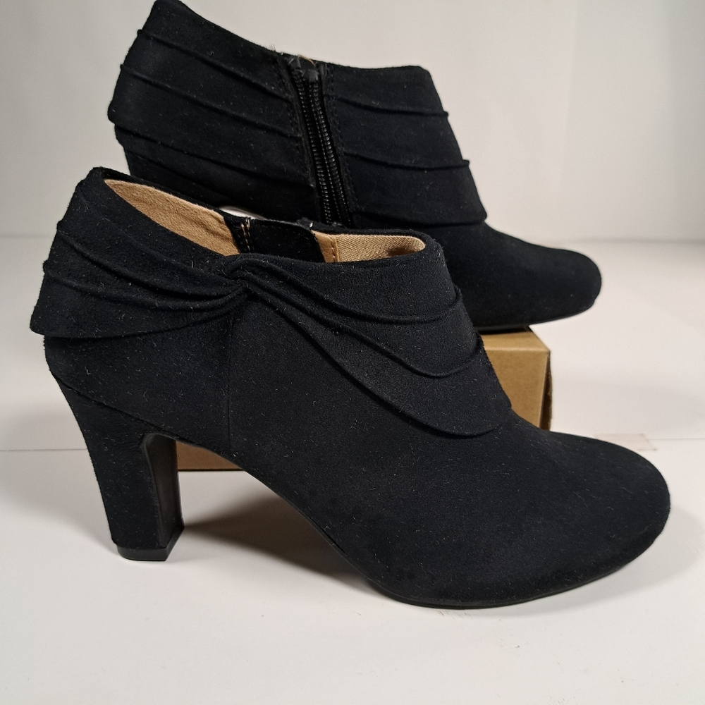 Life Stride Soft Black Side Zip Corie Ankle Boots Size 6W